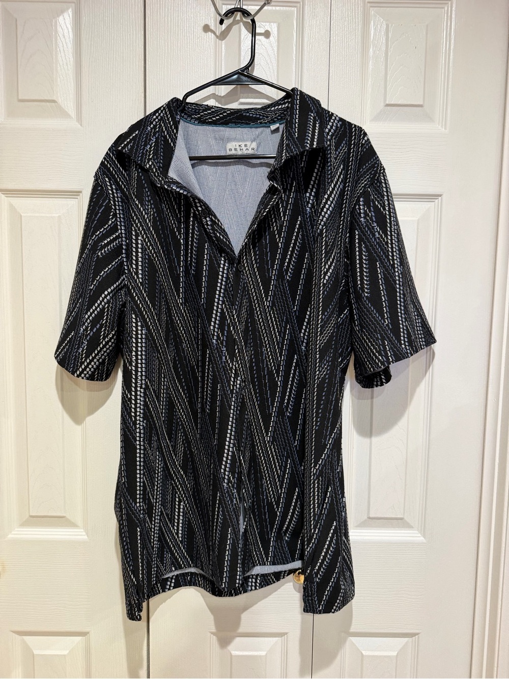 Ike Behar Black Short Sleeve Button-Down Shirt with White Geometric Stripe